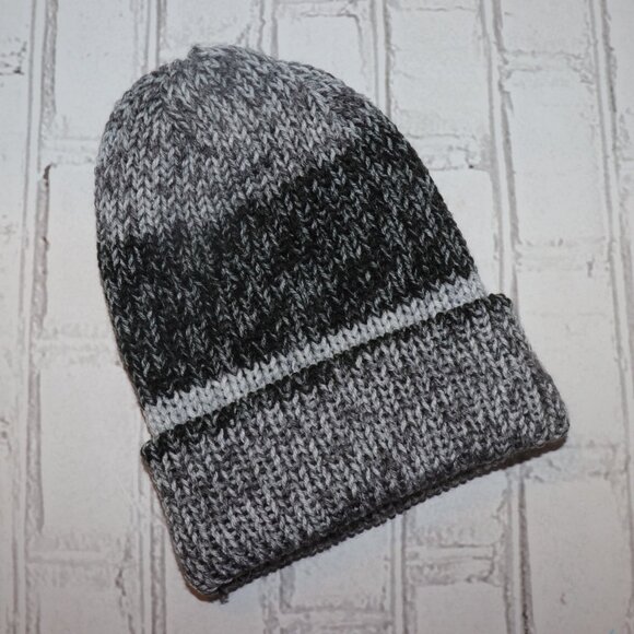 🖤🧶 Handmade Gradient Knit Beanie (One Size) - Picture 2 of 3